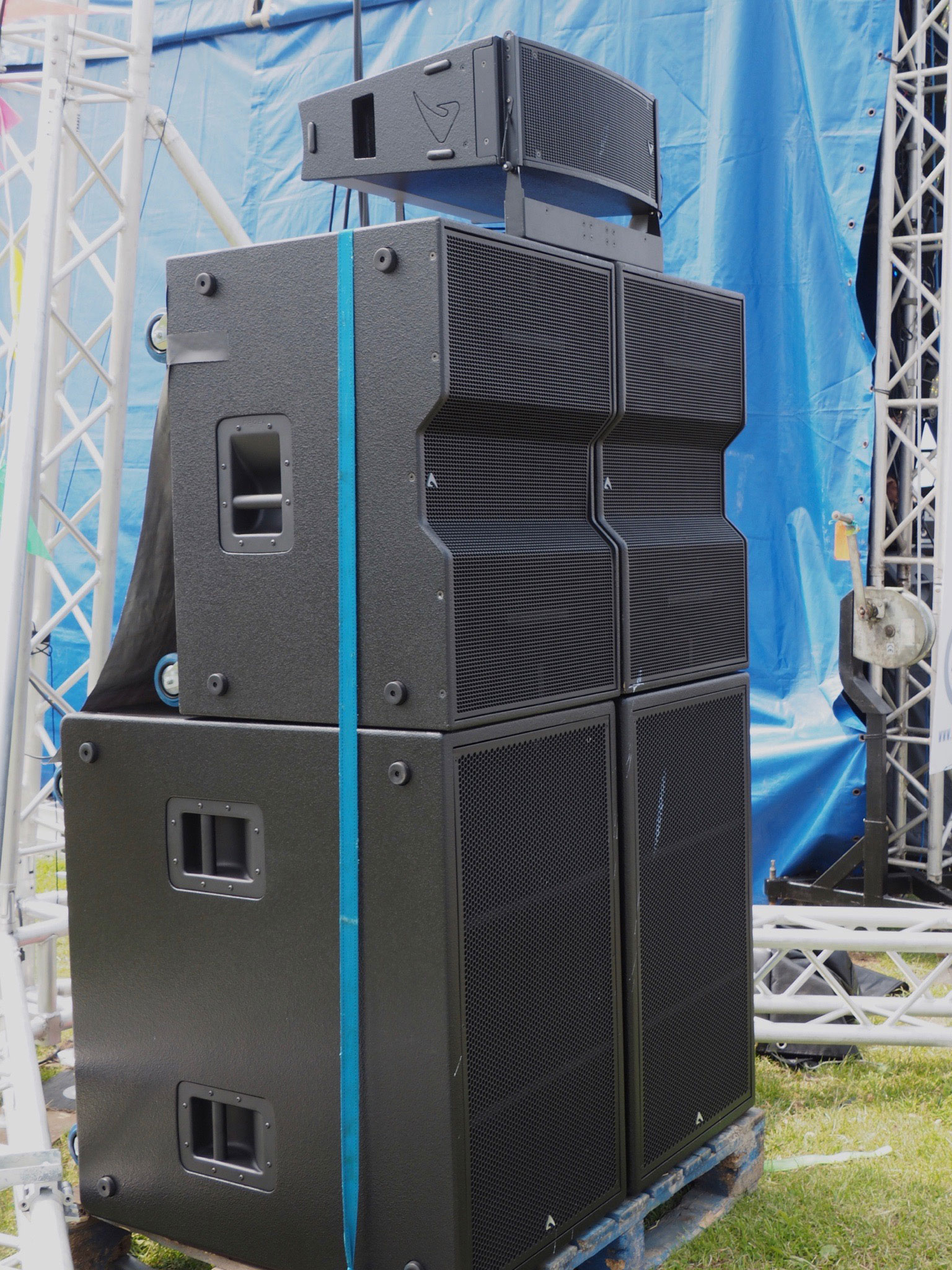 Compact line. Compact line array. Линейный массив из бытовых колонок. Line array. Линейный массив из обычных колонок.